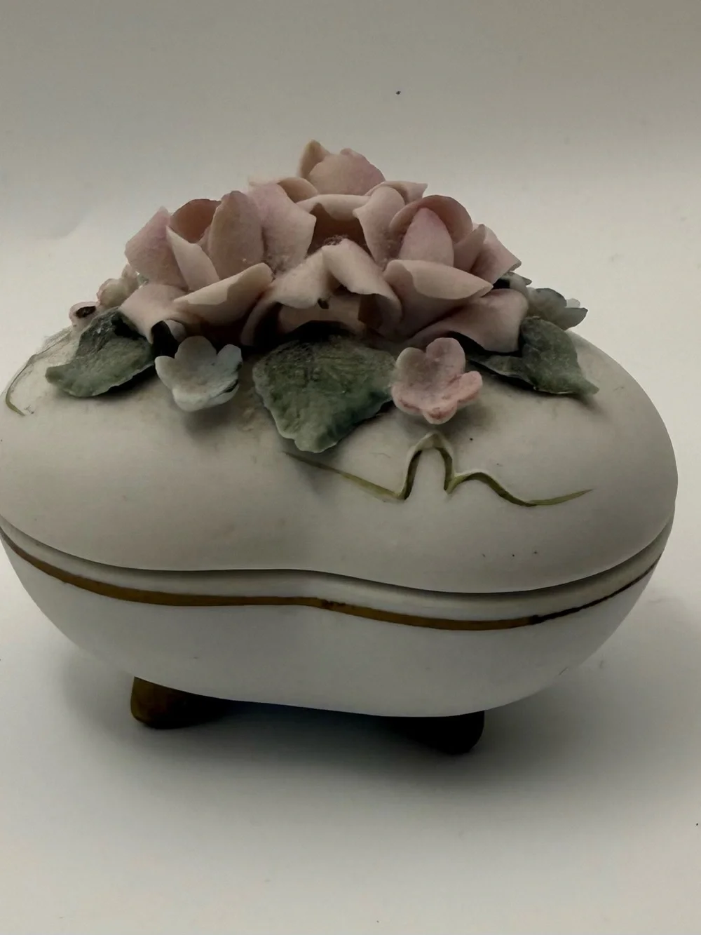Source Unknown Porcelain Heart Box with Pastel Pink Roses and Green Leaves